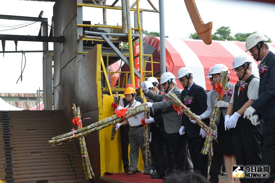 ▲縣長李進勇、台糖董事長黃育徵與現場來賓將甘蔗拋入機器中，祈求好采頭。（圖／記者蘇榮泉翻攝，2017.11.12）