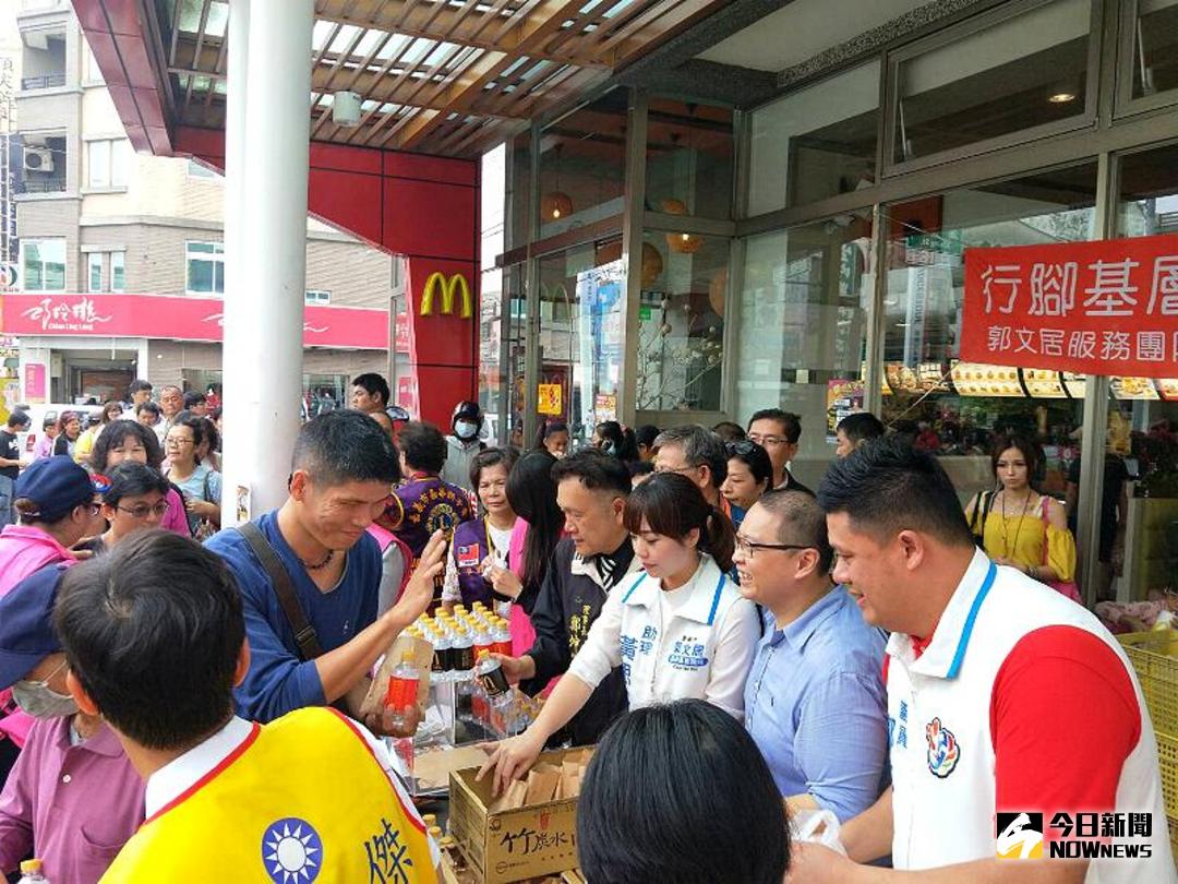 ▲郭文居\\(右1\\)及其服務團隊於現場協助發送香蕉。（圖／記者郭政隆翻攝）