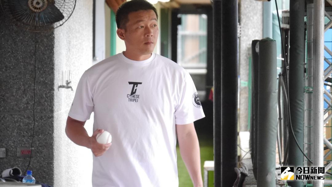 ▲吳俊良教練解釋亞冠賽用球（圖／吳政紘攝）