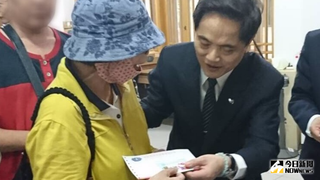 ▲11月12日醫師節，花蓮慈濟醫學中心由林欣榮院長（圖右）率30位醫護藥檢同仁擔任精舍發放工作。(圖／慈濟基金會提供)