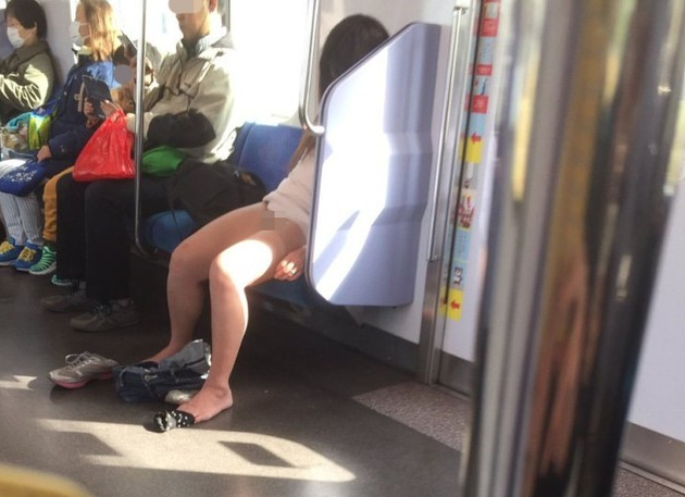 ▲人妻下身全裸搭電車，一旁乘客全驚呆。（圖／翻攝自推特）