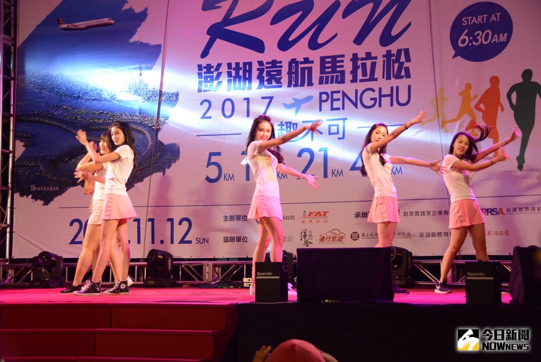 ▲遠航空姐團熱情舞蹈演出令人眼睛為之一亮。（圖／記者鄧至傑攝 , 2017.11 11）