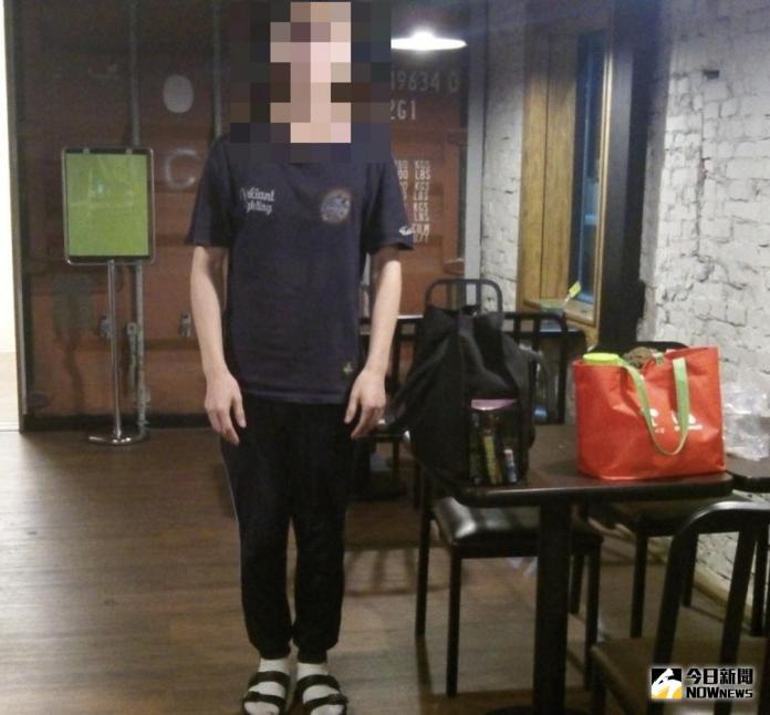 ▲被立德派出所巡佐王坤煜查獲的18歲鍾姓通緝犯。（圖／記者鄧力軍翻攝 , 2017.11.12）