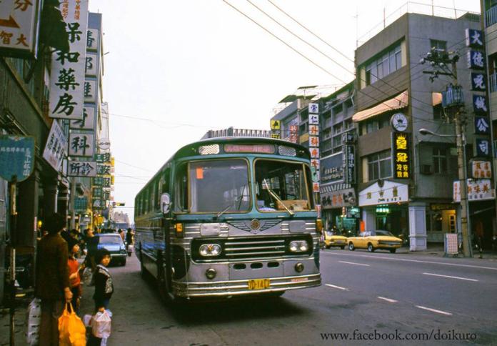 ▲1979年的高雄街頭一景以及當時的公車。（圖／翻攝自Doi Kuro臉書）