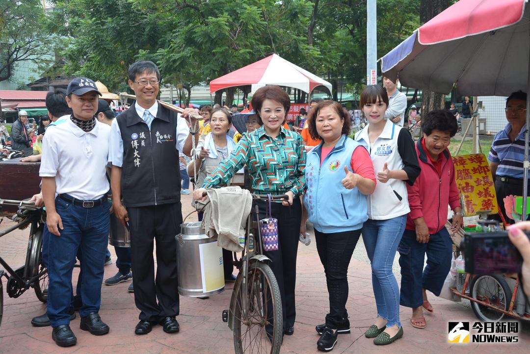▲市議長蕭淑麗推著捏麵人的腳踏攤車。（圖／記者郭政隆攝，2017.11.11）