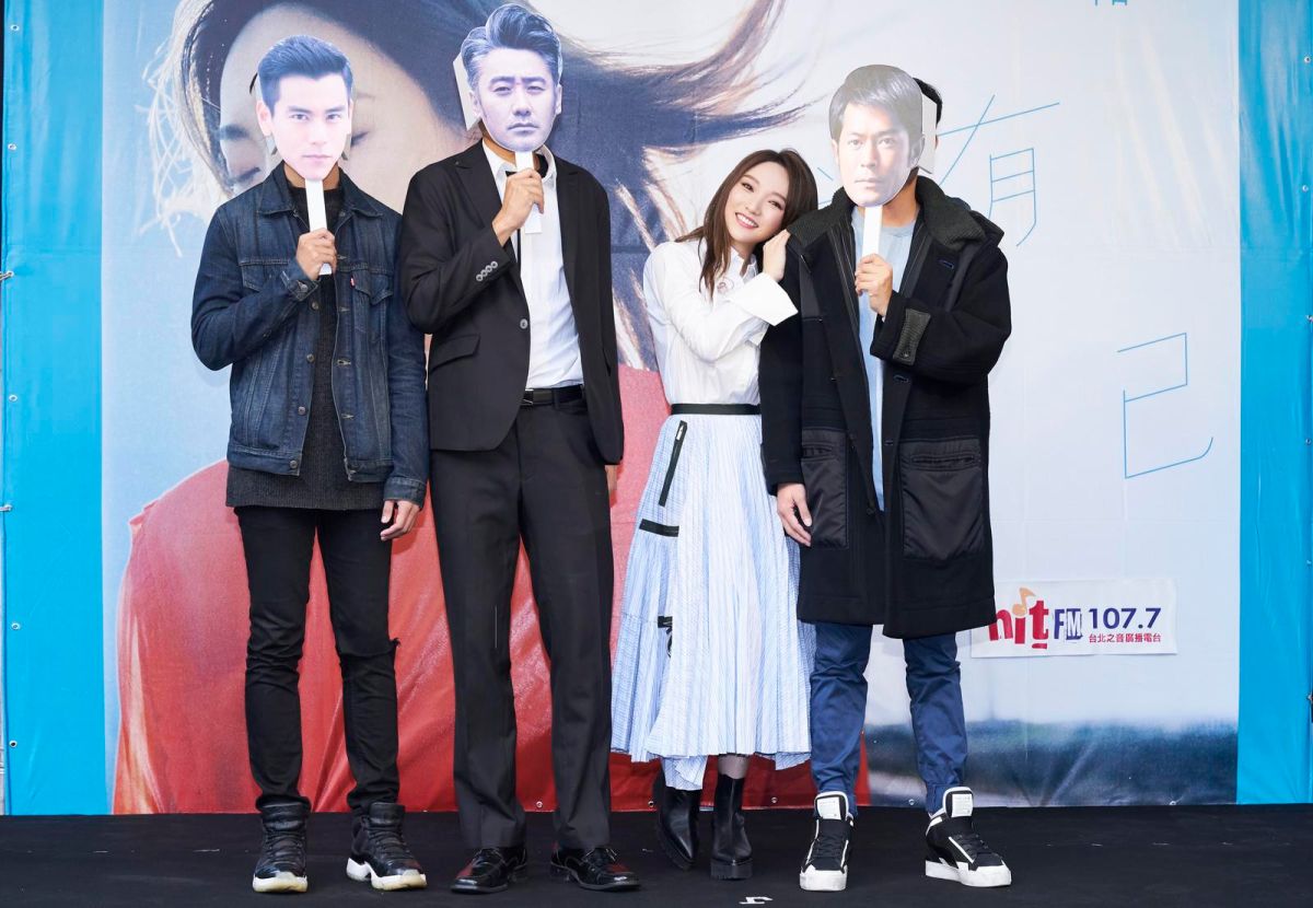 ▲唱片公司準備了三大男神的立牌，分別是彭于晏、吳秀波、古天樂，讓閻奕格選出理想型。（圖／華研提供 , 2017.11.11）