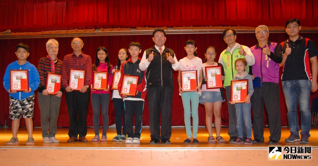 ▲彰化市公所舉辦「資源回收綠色彰化創意徵圖」比賽，市長邱建富頒發獎金與獎狀給優勝者。（圖／記者陳雅芳攝，2017.11.11）