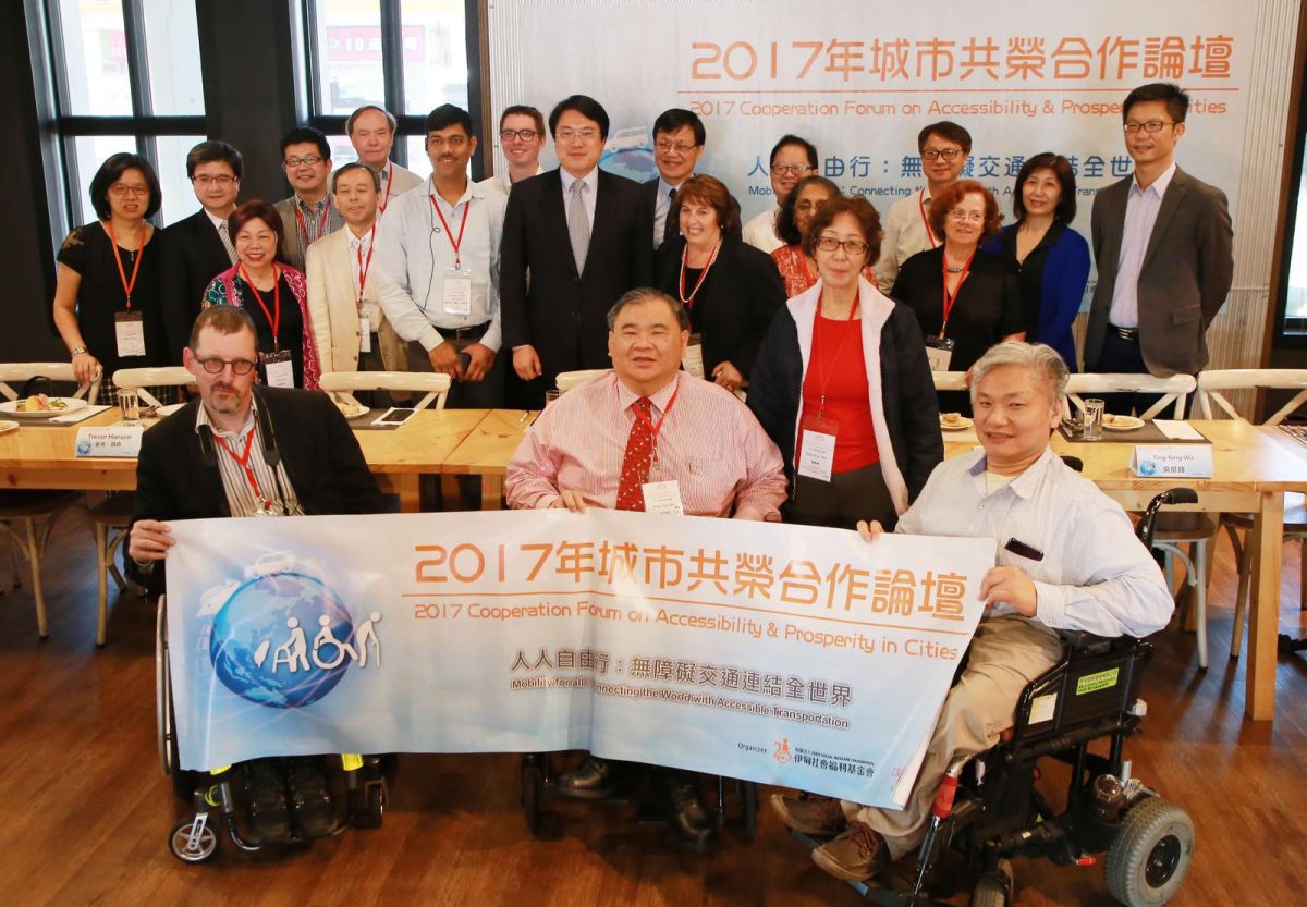 ▲市長林右昌簽署響應「人人自由行：無障礙交通連結全世界」宣言，加速讓基隆朝向宜居人本城市目標前進。（圖／基隆市政府提供）