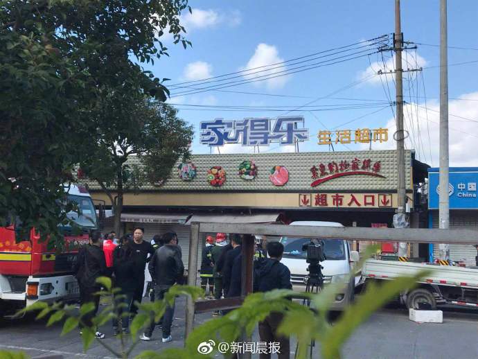 ▲上海一間超市舉辦雙11促銷活動，卻疑因貨物過重，導致堆放貨物的閣樓坍塌。（圖／翻攝自微博）
