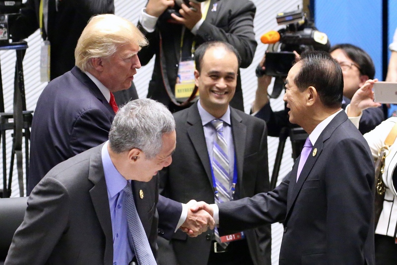 ▲亞太經濟合作會議（APEC）經濟領袖閉門會議11日在越南峴港展開，台灣APEC領袖代表宋楚瑜（前右）與美國總統川普（Donald Trump）（後左）握手致意。中央社記者吳翊寧越南峴港攝  106年11月11日