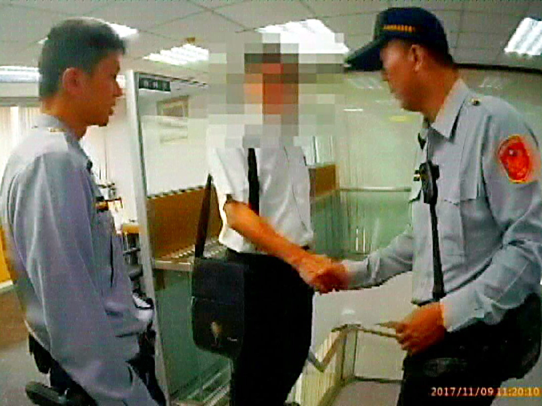 ▲劉男感謝警方幫忙阻止遭詐騙。（圖／高市警局提供 , 2017.11.11）