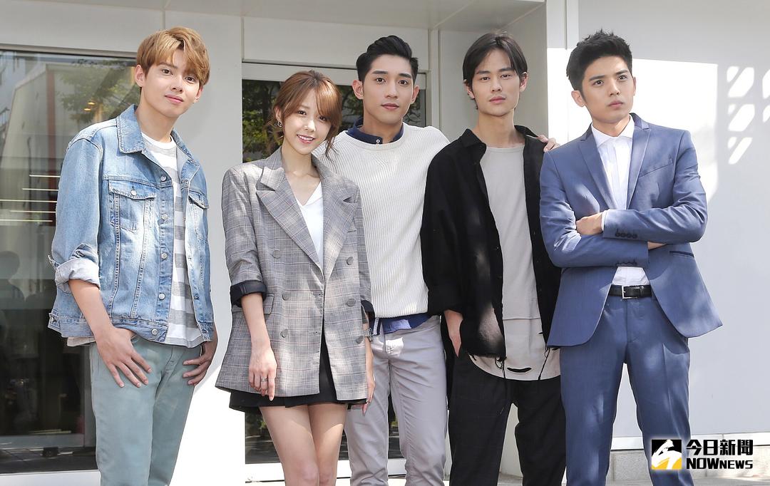 ▲酷瞧原創網劇《可惡！把我的青春還給我》女主角邵雨薇與四位男主角歐陽倫、張珀榕、徐韜、夏騰宏。（圖／特約記者吳政璋攝 , 2017.11.10）