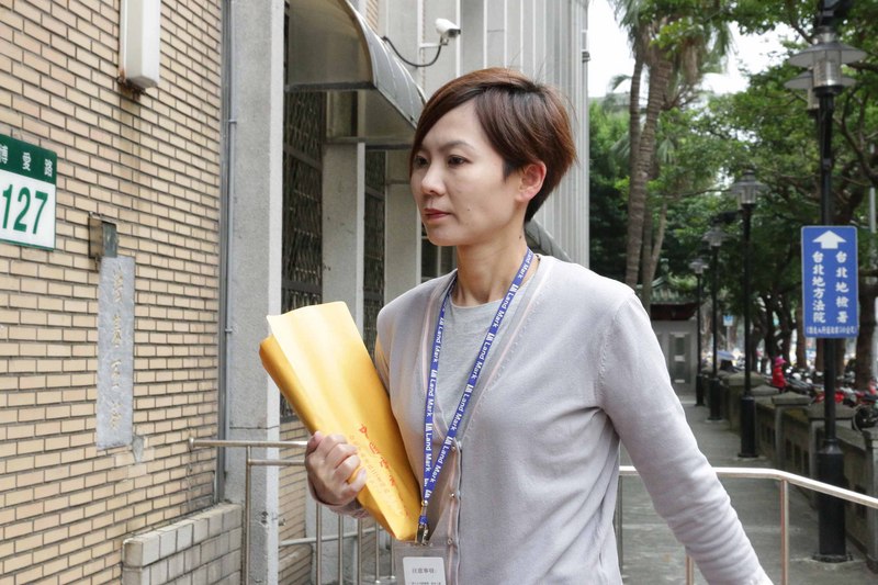 ▲前行政院秘書長林益世妻子彭愛佳（圖）被控洗錢一二審均無罪，迄今仍遭限制出境。彭愛佳因擬赴大陸採訪請求解禁，9日前往高等法院，盼法官解除限制。中央社記者蕭博文攝  106年11月9日