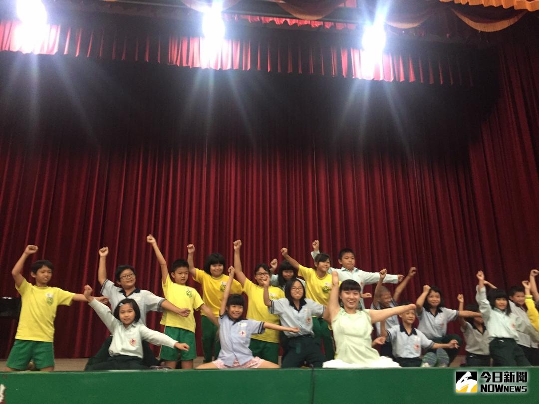 ▲大村國小辦理「真人圖書館」活動，邀請三年級國語課本中曾出現過的「用膝蓋跳舞的女孩—郭韋齊」現身說法，讓孩子們驚呼連連。（圖／記者陳雅芳攝，2017.11.10）