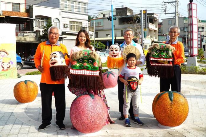 ▲5顆大番茄裝置藝術「豐收」，妝點芎林鄉新門面。（圖／新竹縣政府提供 , 2017.11.10）