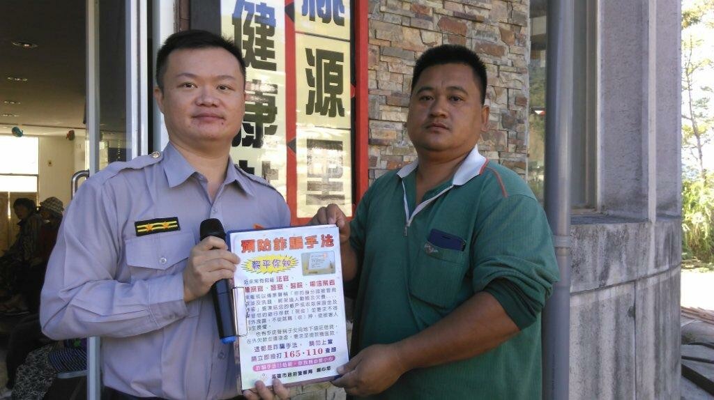 六龜分局桃源分駐所所長李建興特於光棍節前夕，商請里長利用桃源里辦公室，以國話及布農族語廣播提醒民眾防網路購物詐騙。（圖／六龜分局提供）