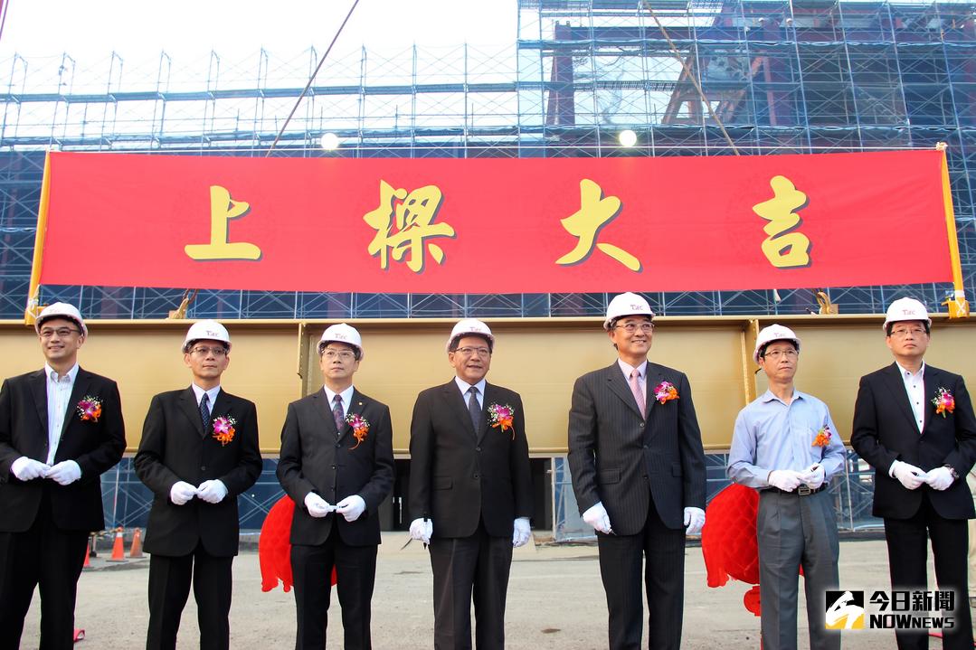 ▲元晶太陽能公司屏東大模組廠9日舉行上樑儀式，縣長潘孟安帶領相關業務主管親自蒞臨祝賀，期望屏東綠能產業躍進國際舞台。（圖／記者陳宗傑攝,2017.11.09）