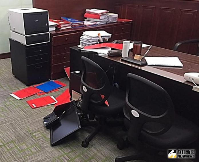 ▲新竹市驚傳女議員闖入市府秘書長辦公室咆嘯、翻桌，現場一片狼藉。（圖／翻攝自批踢踢八卦版）