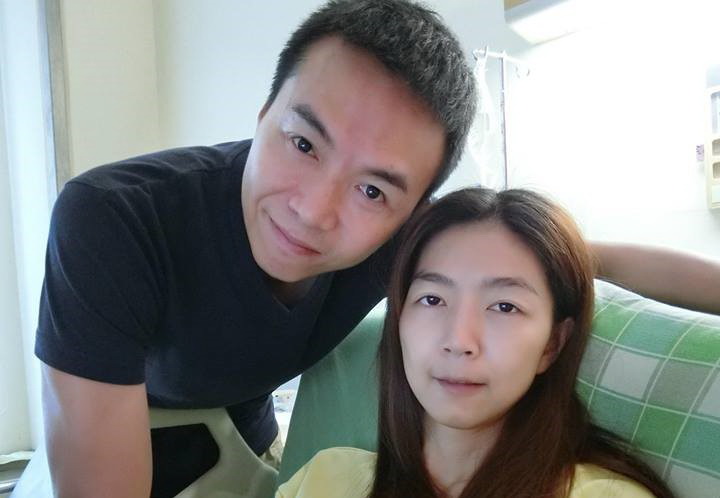 ▲吳鈴山老婆黃崇蘭（右）在病榻上表示現在很OK。（圖╱翻攝臉書，2017.11.09）