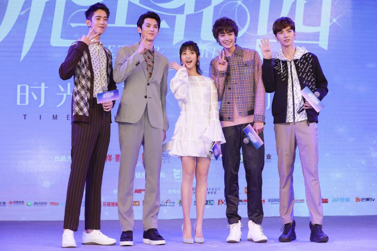 ▲新版《流星花園》發布會，左起梁靖康、王鶴棣、沈月、官鴻、吳希澤。（圖／群星瑞智提供，2017.11.09）