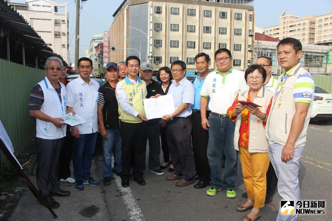 ▲斗南鎮代會主席沈暉勛暨所有代表向縣議員蔡東富陳情，期盼協助爭取將台鐵舊宿舍納入璀燦之心計畫。（圖／記者簡勇鵬攝 , 2017.11.09）