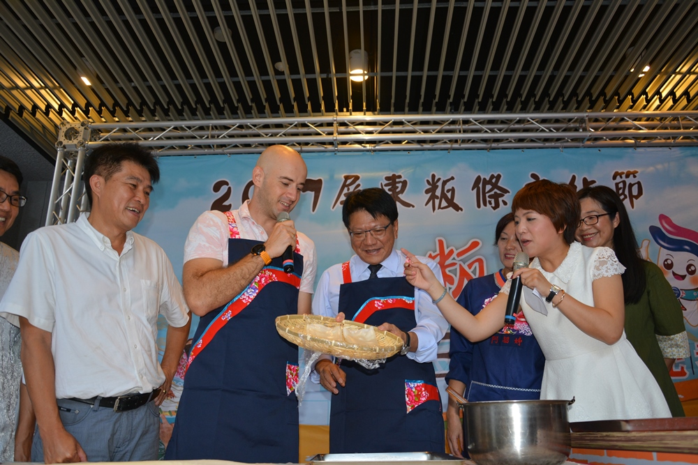 ▲潘孟安縣長並與吳鳳共同製作面帕粄，歡迎大家來品嚐屏東美食。（圖／屏東縣政府提供,2017.11.09）