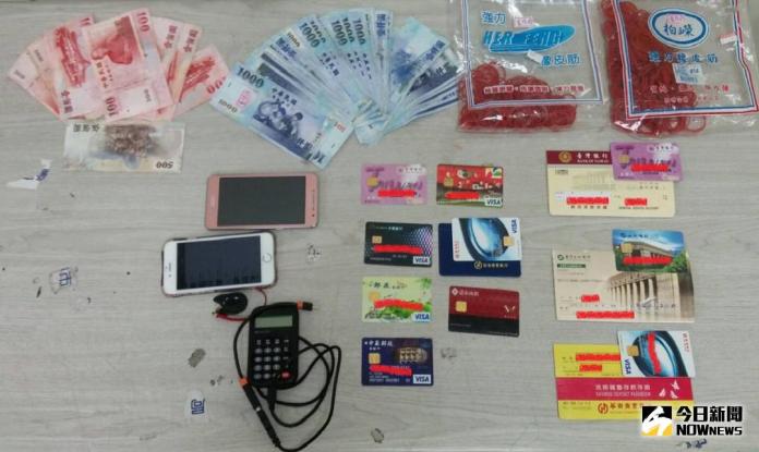▲台中市警方查獲三人車手集團，車手提款高效率，每日均可提款數十萬元。（圖／記者鄧力軍翻攝 , 2017.11.09）