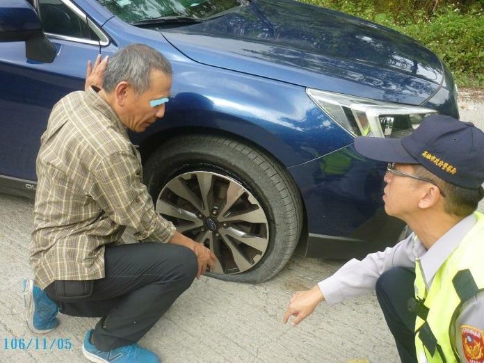 民眾自小客車爆胎　那瑪夏警積極助脫困心
