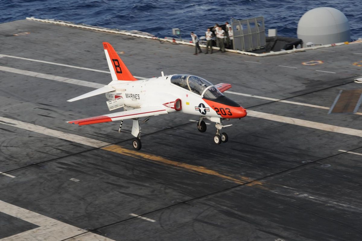 ▲美國海軍T-45C蒼鷹(Goshawk)教練機降落航空母艦。（圖／美國海軍）