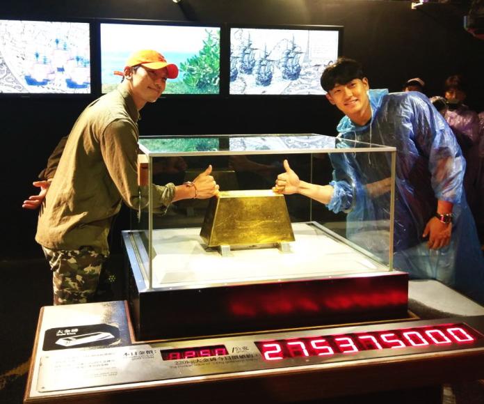 ▲新手爸爸Rain拍攝南韓的實境節目「團結才能火」，同時還參觀黃金博物館，也難逃大金磚的魅力。（圖／黃金博物館提供）