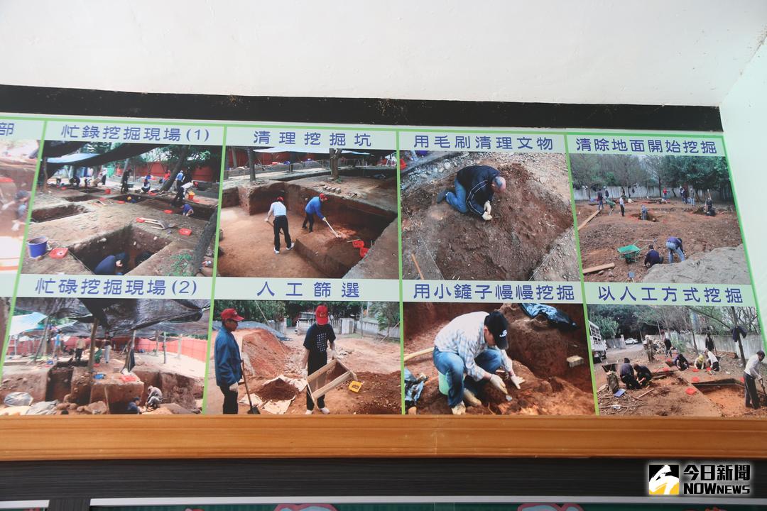 ▲桃園大園國小校園內十年前挖出2700年前的尖山遺址，但未保留任何現場，只剩幾十張照片貼在川堂。（圖／記者包萬金攝 , 2017.11.08）