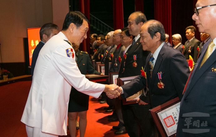 ▲ 參謀總長李喜明上將8日出席「北部地區106年後備軍人輔導工作會議」，頒贈優秀輔導幹部獎狀及榮譽徽。（ 軍聞社記者周昇煒攝）