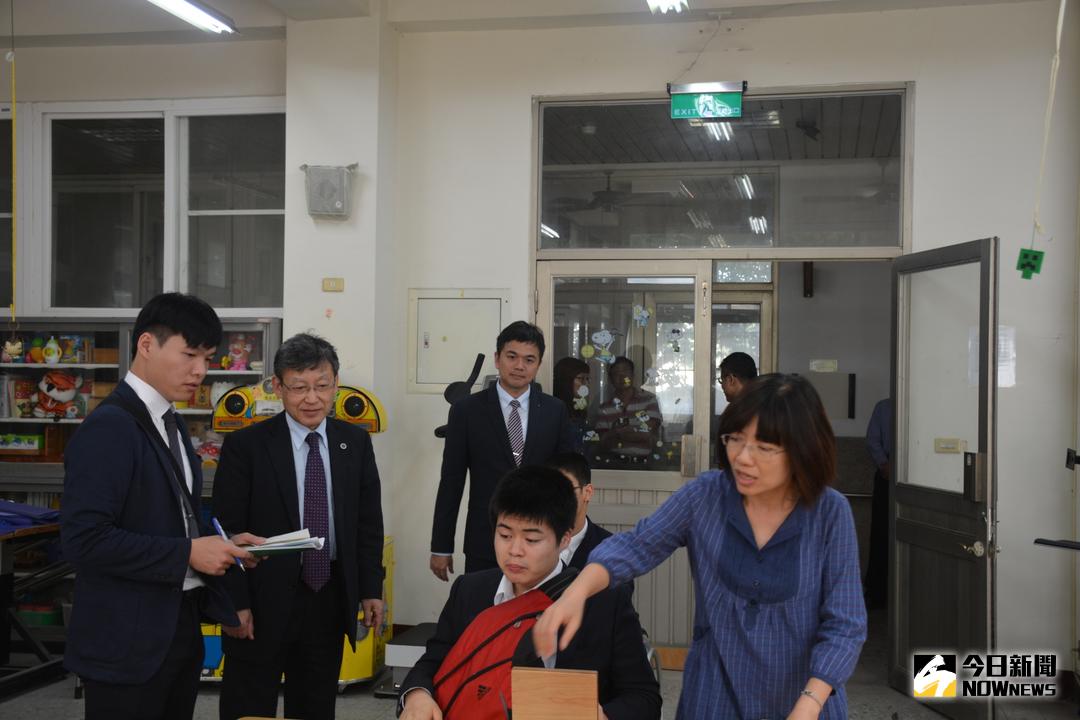 ▲日本筑波大學附屬桐加丘特別支援學校參訪國立和美實驗學校，專業團隊介紹職能治療。（圖／記者陳雅芳攝，2017.11.7）