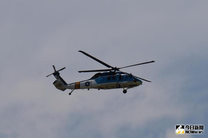 ▲空軍派出S-70C直升機搜救墜海失聯的飛官。（資料圖／記者呂烱昌攝）