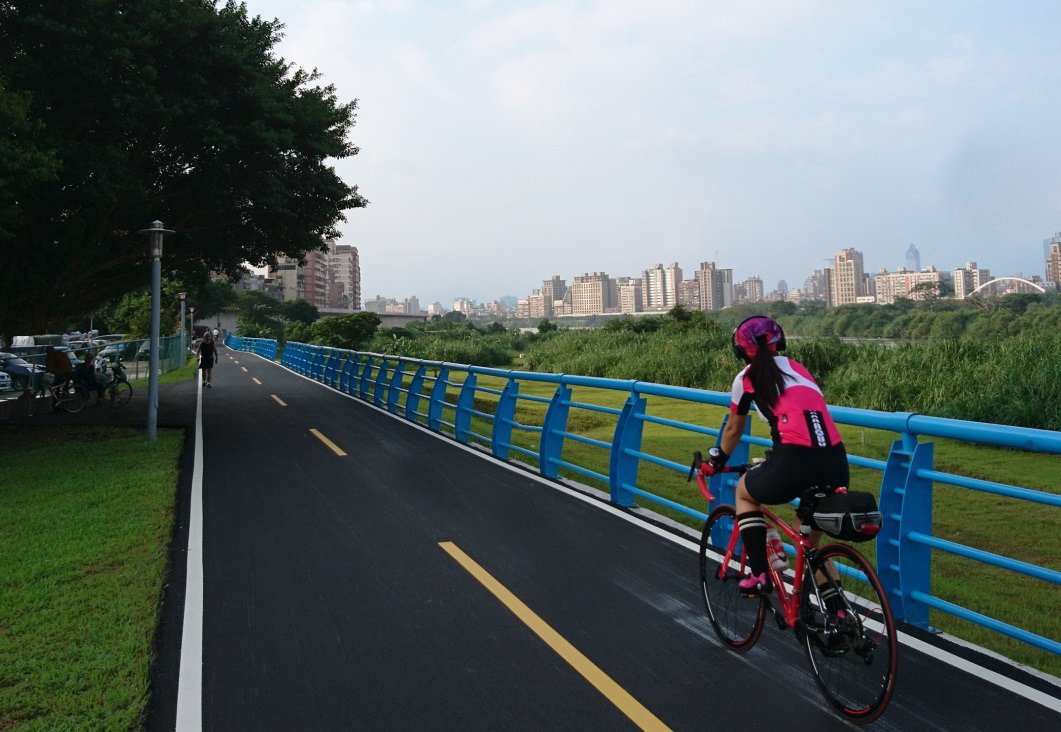 ▲新北市政府為提升自行車騎乘品質，已完成板橋區華江橋至中和區秀朗橋河濱自行車道的沿線進行改善工程。（圖／新北市政府高灘地工程管理處提供）
