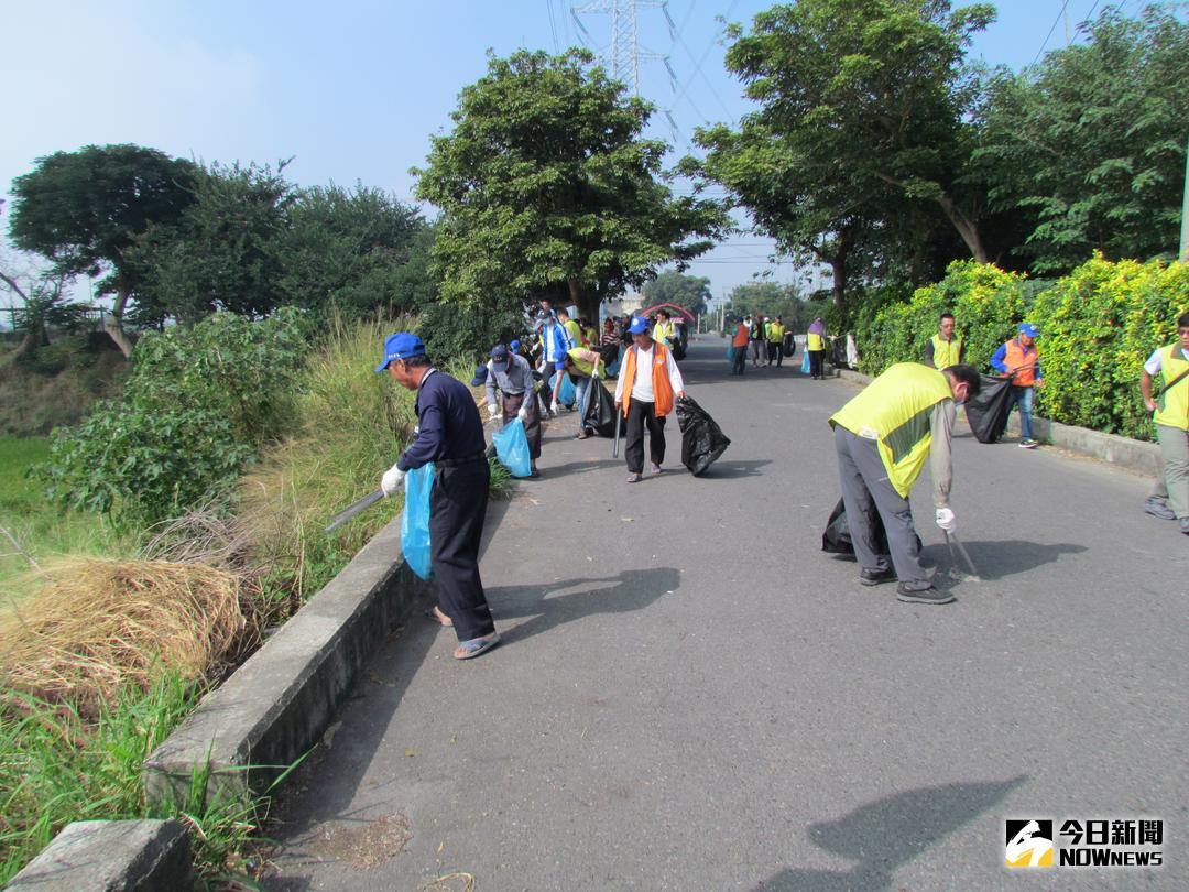 ▲經濟部水利署第四河川局在溪州鄉水尾段堤防進行淨堤活動，大家挽起袖子一起為自己周邊的河川生態環境努力。（圖／記者陳雅芳攝，2017.11.7）
