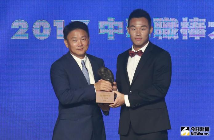 ▲2017中華職棒年度頒獎典禮，Lamigo桃猿王柏融獲得安打王、全壘打王、年度最有價值球員等七項大獎。（圖／記者葉政勳攝 , 2017.11.07）