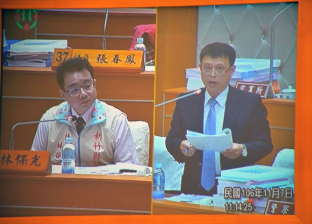 ▲縣議員林保光\\(左\\)質詢食安五環，衛生局長殷東成\\(右\\)一一答詢。（圖／記者常似虎翻攝 , 2017.11.07）