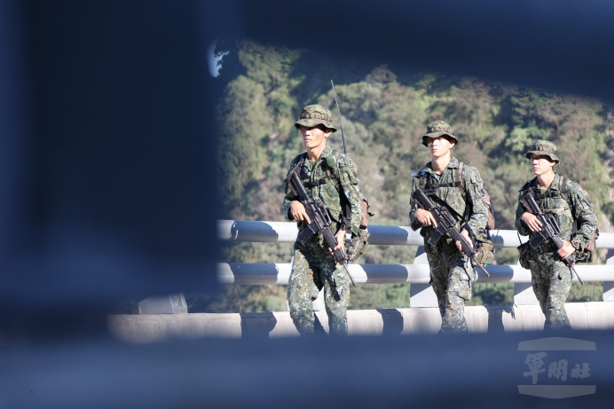 ▲ 特三營山隘行軍，精進特戰健兒作戰技能。（軍聞社記者郭家良攝）