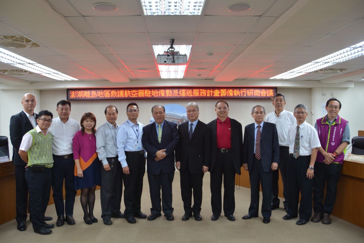 ▲陳光復感謝凌天航空公司優質團隊。（圖／澎湖縣政府提供 , 2017.11 07）