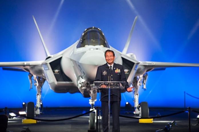 ▲日本航空自衛隊向美國採購的最新隱形戰機F-35A首機，2016年9月23日在美國德州沃斯堡（Fort Worth）洛克希德．馬丁\\(Lockheed Martin\\)工廠首次亮相。（圖／Lockheed Martin）