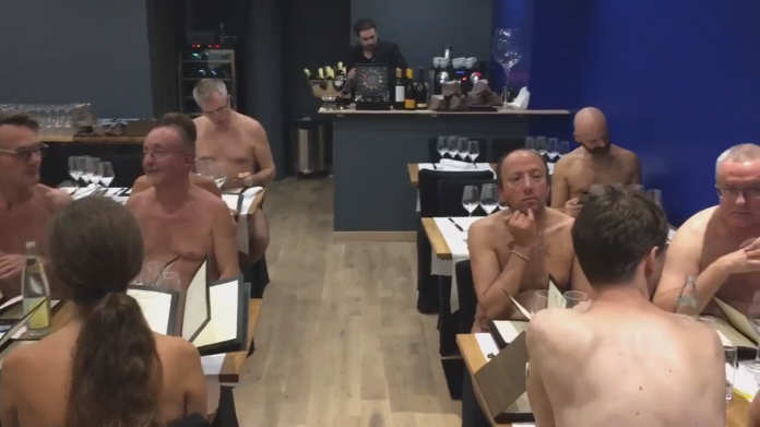 ▲法國巴黎上周新開幕首家裸體餐廳「O\\'Naturel」，顧客需將衣服全數脫掉之後才能入座用餐。（圖／翻攝自推特@ANPnaturiste75）