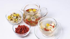▲菊花茶含有豐富的花青素和葉黃素，具有抗氧化效果，可以穩定眼睛淚液層，讓眼睛附著力增加。建議添加枸杞，煮成枸菊茶，效果更佳。（圖／ingimage）