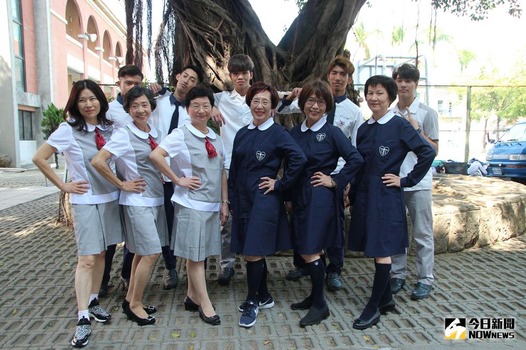 ▲老校友則穿上長女新制服，與第一屆的小學弟攜手走秀。（圖／記者黃文博攝，2017.11.07）