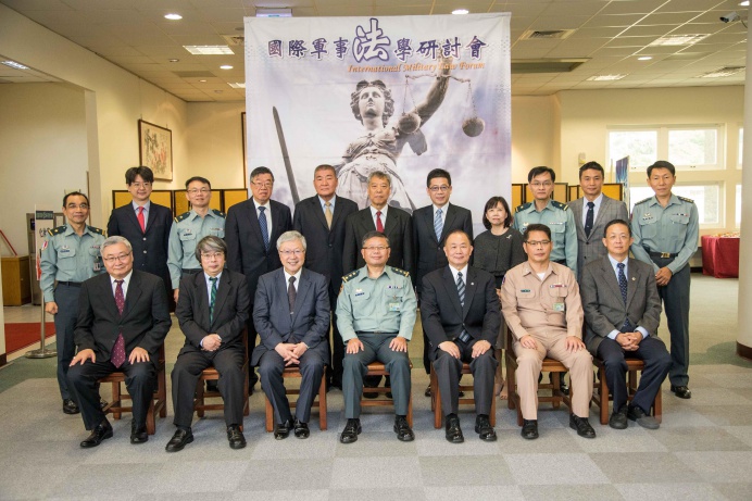 ▲ 國防大學管理學院法律系7日舉辦「國際軍事法學研討會」，張副部長與專家學者合影。（軍聞社記者莊家宏攝）