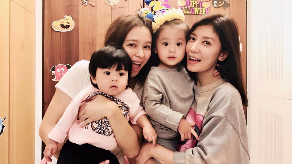 ▲女神同框超難得，徐若瑄（左二）與賈靜雯（右）甜笑相聚。（圖／翻攝自臉書 , 2017.11.7）