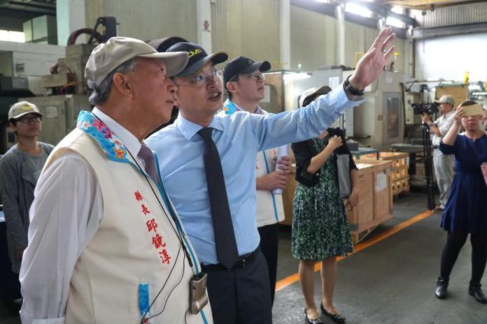 邱鏡淳盛情邀傳統鑄造業　共同打造竹北東興圳
