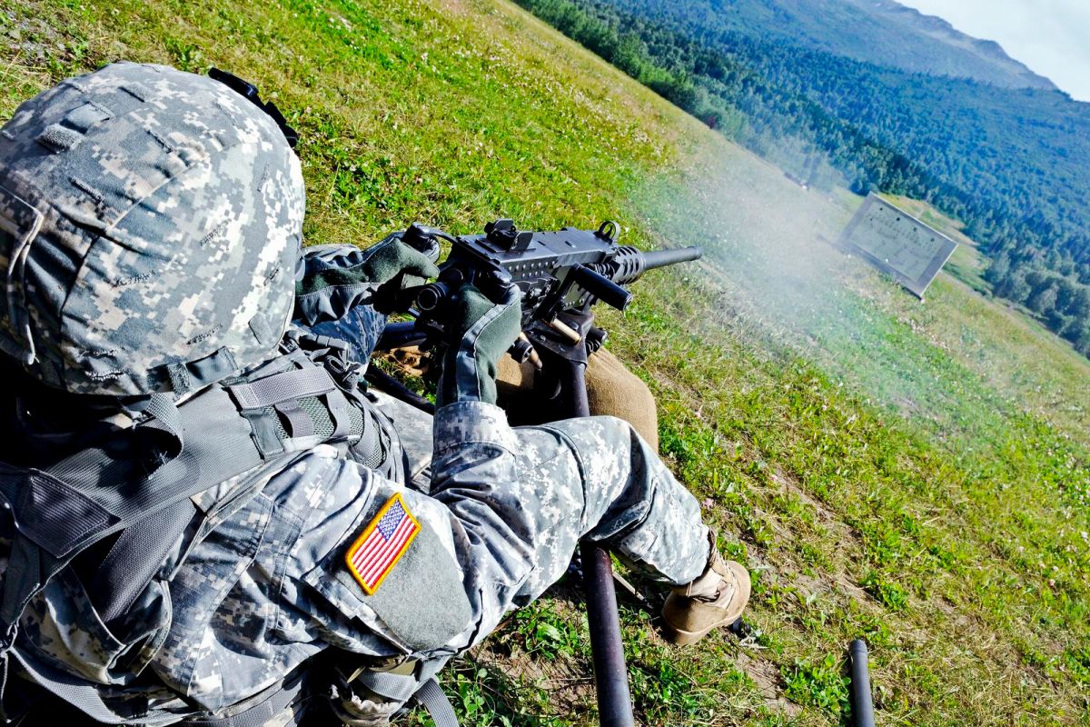 ▲南韓軍方K6機槍其實為美國白朗寧M2（M2 Machine Gun）機槍的仿製品。圖為美軍士兵操作M2機槍。（圖／美國陸軍 ）