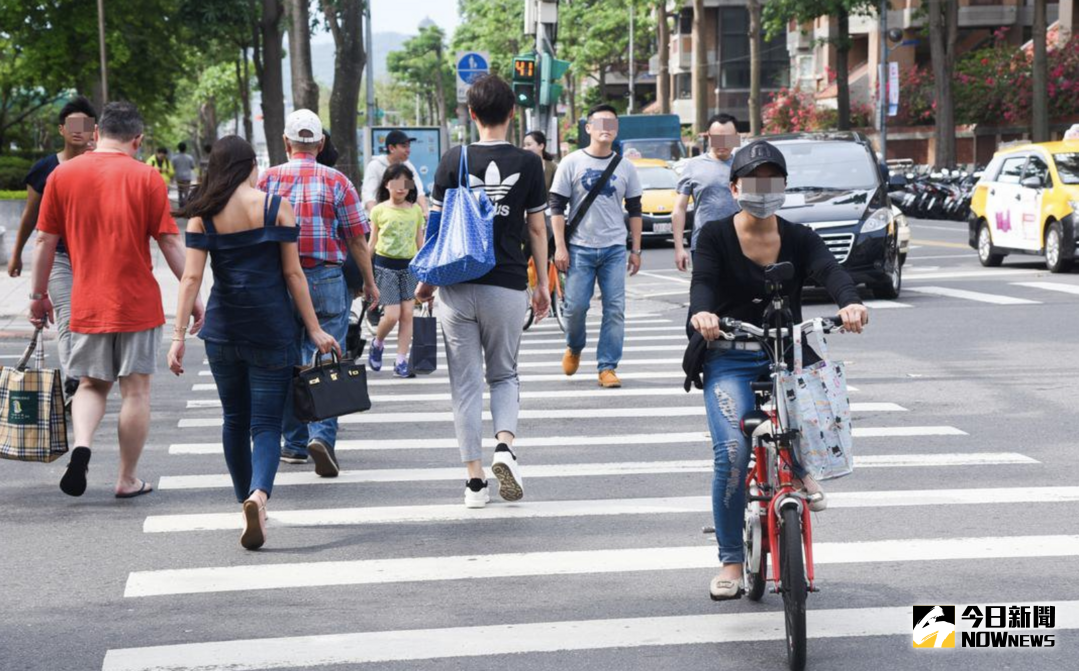 ▲隨著水氣往北移動，北部地區和宜蘭下午或傍晚會陸續有短暫雨，提醒民眾外出還是帶把傘較保險。（圖／NOWnews）