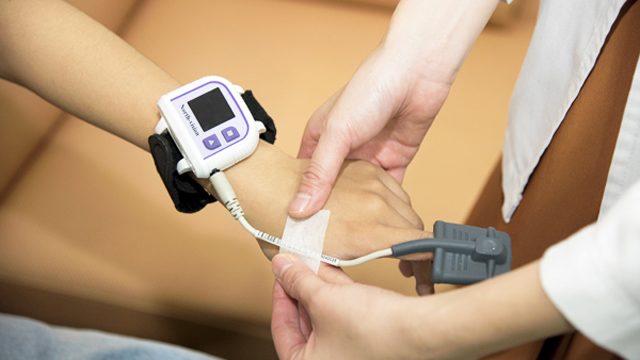▲雙和醫院研發居家睡眠篩檢，只要手指戴上無線穿戴式感測器，就可測得氧氣、心跳與活動力，準確度高達9成以上。（圖／雙和醫院提供）